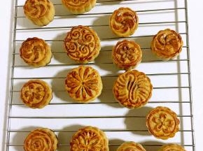 刚刚烤好的月饼有点丑哈！室温放置1天左右，等待回油即可享用啦！