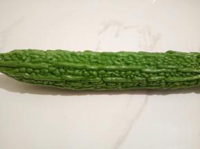 选苦瓜除了要挑果粒大、果形直立的，因为如果苦瓜出现黄化，就代表已经过熟，果肉柔软不够脆，失去苦瓜应有的口感。 颗粒愈大愈饱满，表示瓜肉愈厚;颗粒愈小，瓜肉相对较薄。 