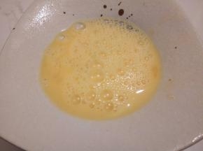 鸡蛋2个，加一勺料酒（去腥的同时，炒好的鸡蛋会变的更加蓬松）用筷子打散