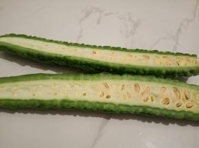 苦瓜对半切开
