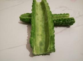 用陶瓷勺子挖苦瓜瓤，轻松搞定