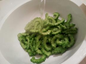 倒入开水，去除一点苦味