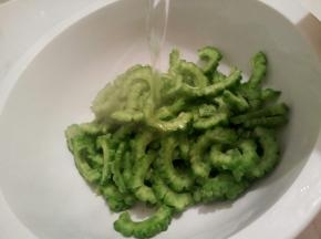 倒入开水，去除一点苦味