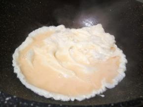 锅里放适量油，倒入鸡蛋液