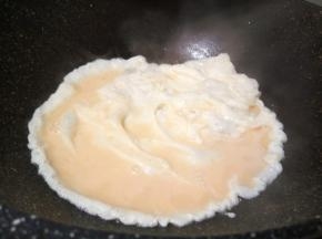 锅里放适量油，倒入鸡蛋液