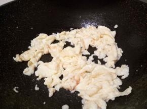 用筷子迅速把鸡蛋液拌散