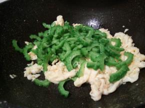 倒入苦瓜片翻炒