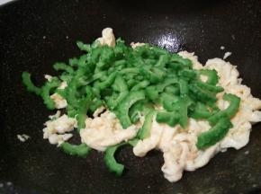 倒入苦瓜片翻炒