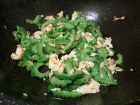 加一勺盐调味，翻炒均匀就可以出锅