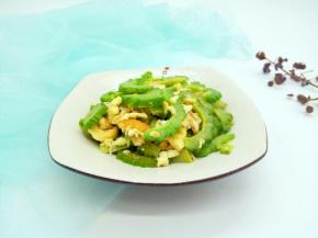 由于有鸡蛋的香味伴随着，苦瓜也显的不在那么苦了！