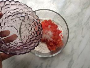 然后放入面粉内，加入白糖盐和水搅拌均匀成浓稠面糊