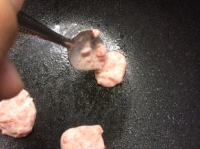 小火，用勺子舀一勺倒入锅中