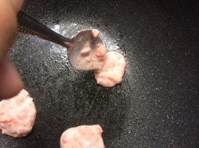 小火，用勺子舀一勺倒入锅中