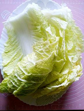 首先准备半棵大白菜，掰开洗净