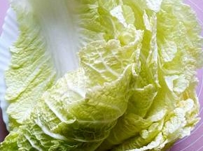 首先准备半棵大白菜，掰开洗净