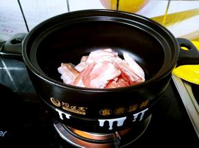 砂锅放在火上，倒油之后直接把五花肉片放进去炒，不要等到油热再放，因为那样会粘锅。另外，只有这样干烧不裂的砂锅才可以这样操作，普通的砂锅这一步是要在铁锅里面操作的，不然你的锅就惨咯！