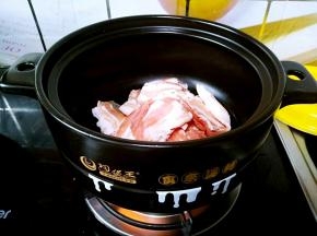 砂锅放在火上，倒油之后直接把五花肉片放进去炒，不要等到油热再放，因为那样会粘锅。另外，只有这样干烧不裂的砂锅才可以这样操作，普通的砂锅这一步是要在铁锅里面操作的，不然你的锅就惨咯！