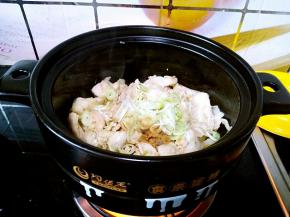 炒到肉色变白，加入葱花和花椒粉爆香，你就把心放在肚子里吧，尽情的发挥你的厨艺不用担心这个砂锅会不会裂掉，它皮实着呢！