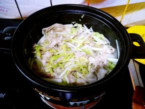 爆香之后就把切成条状的白菜（忘记拍照了）放进砂锅中翻炒