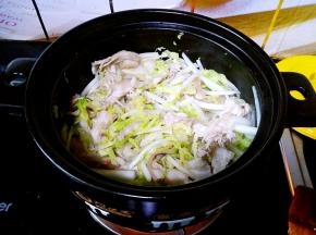 爆香之后就把切成条状的白菜（忘记拍照了）放进砂锅中翻炒