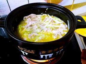 白菜条变软之后就可以添水了，普通的砂锅是要添热水的，但是这个砂锅不用，你就直接大胆的把凉水倒进去吧，一点儿问题都没有。