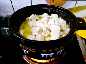 再把冻豆腐放进去，加盐。