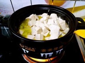 再把冻豆腐放进去，加盐。