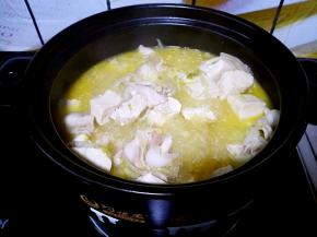 再次盖上盖子煮大约三分钟就可以关火了，这个时候粉丝还没有彻底熟透，但是砂锅的余温会让它变得正好是你要的口感哒！