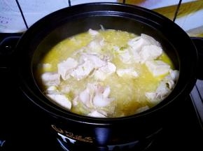 再次盖上盖子煮大约三分钟就可以关火了，这个时候粉丝还没有彻底熟透，但是砂锅的余温会让它变得正好是你要的口感哒！