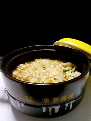 撒上一些葱花和香菜末，再放少许味精和生抽调味调色，再加入一些胡椒粉拌匀就可以直接端上桌吃喽！