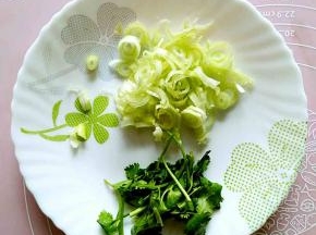 葱花，香菜末切好