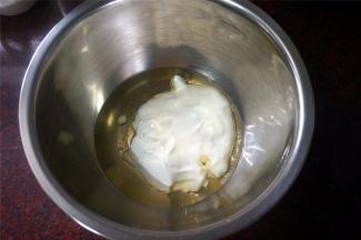 自制的无糖浓酸奶，玉米油同放入一个深盆里，搅打至两者完全融合。