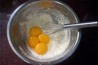 接着加入4个蛋黄，拌均匀，这就是酸奶蛋黄糊，备用。