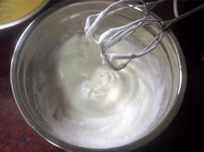 4个蛋白分次加入细砂糖，打发至湿性发泡状态。