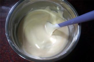 将蛋白糊与蛋黄糊切拌混合