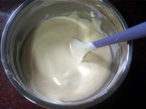 将蛋白糊与蛋黄糊切拌混合