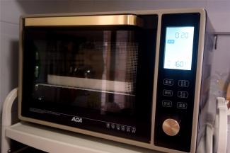 让入预热好的烤箱中下层，160度上下火，烘烤20分钟。