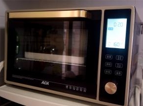 让入预热好的烤箱中下层，160度上下火，烘烤20分钟。