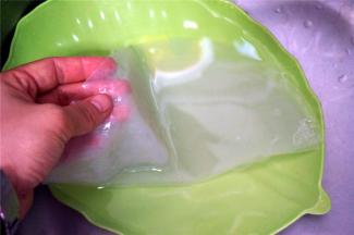 春卷皮用冷水浸泡湿润