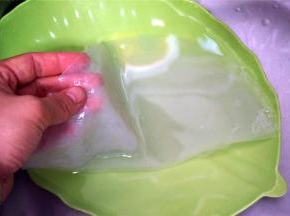 春卷皮用冷水浸泡湿润