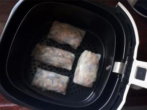 200度预热空气炸锅5分钟，然后放入表面刷了油的春卷