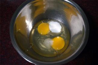 首先将两个全蛋，盐，糖加入到深盘里，拌至糖盐溶解。