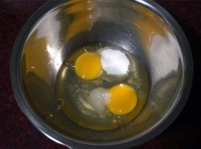 首先将两个全蛋，盐，糖加入到深盘里，拌至糖盐溶解。