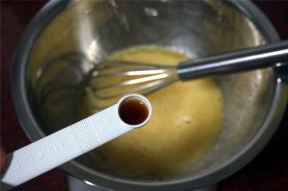 接着加入1/8小勺的香草精，主要是用来掩盖玉米油的味道，没有的可以不加。