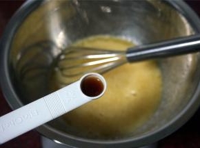 接着加入1/8小勺的香草精，主要是用来掩盖玉米油的味道，没有的可以不加。