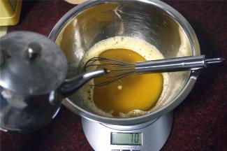 然后加入玉米油，搅拌均匀。