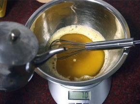 然后加入玉米油，搅拌均匀。