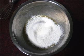 接着筛入低筋粉，拌至没有干粉。