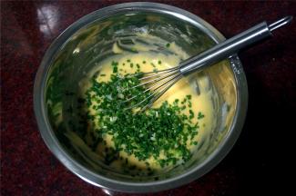 然后加入切碎了的葱花。