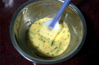 拌均匀，这就是蛋卷糊。